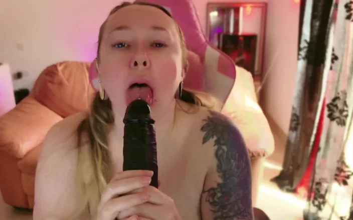 Kisicaxx: BJ on Huge Black Dildo