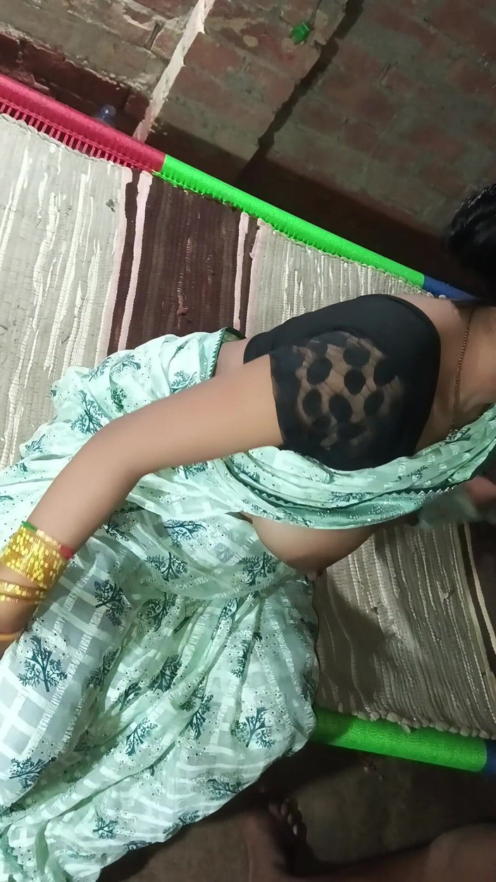 Renudbf: Suri rumah desi berkongkek dalam bilik filem penuh