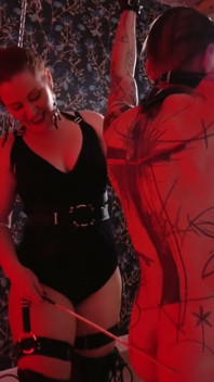 Escrava acorrentada disciplinada com bengalas, raquetes e réguas por Dominatrix Inanna