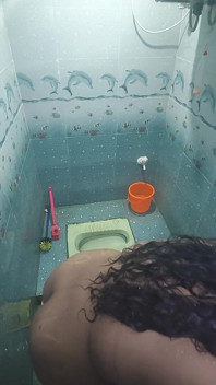 Mujer india duchándose