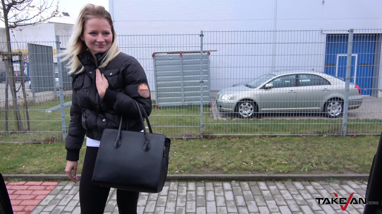 Take Van: ブロンドのミンクスは、彼女のピンクの唇の間に棒を持ってバンの後部座席で楽しんでいます