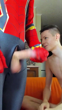 Brincar e masturbar o pau do seu super-herói!