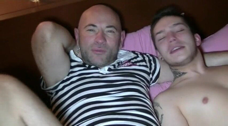 Gaybareback: Piękny twink pieprzyć mnie na oklep i ssie mnie