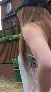 Chessie Kay zeigt ihre natürlichen möpse und pisst auf dem gras am boulevard, um glücklich zu sein