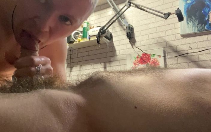 MaxHotty: パパは若い口を使って毛深いチンポと射精