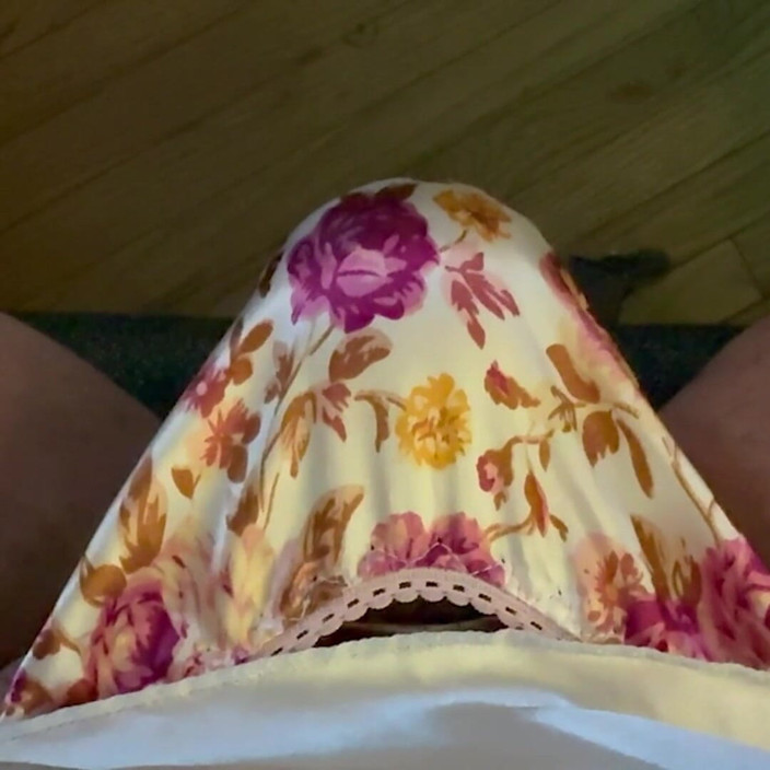 Thongsnpanties: Satinrose, sissy-tanga-beulespiel