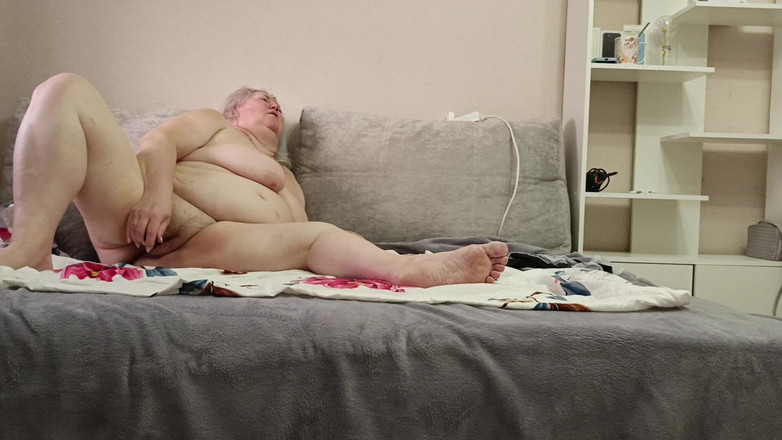 Zona901: Macocha masturbuje się dużymi piersiami i tyłkiem, masturbuje się cipką...