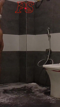 Indisches heißes bhabhi-badezimmer-duschvideo mit dicken möpsen gefingert