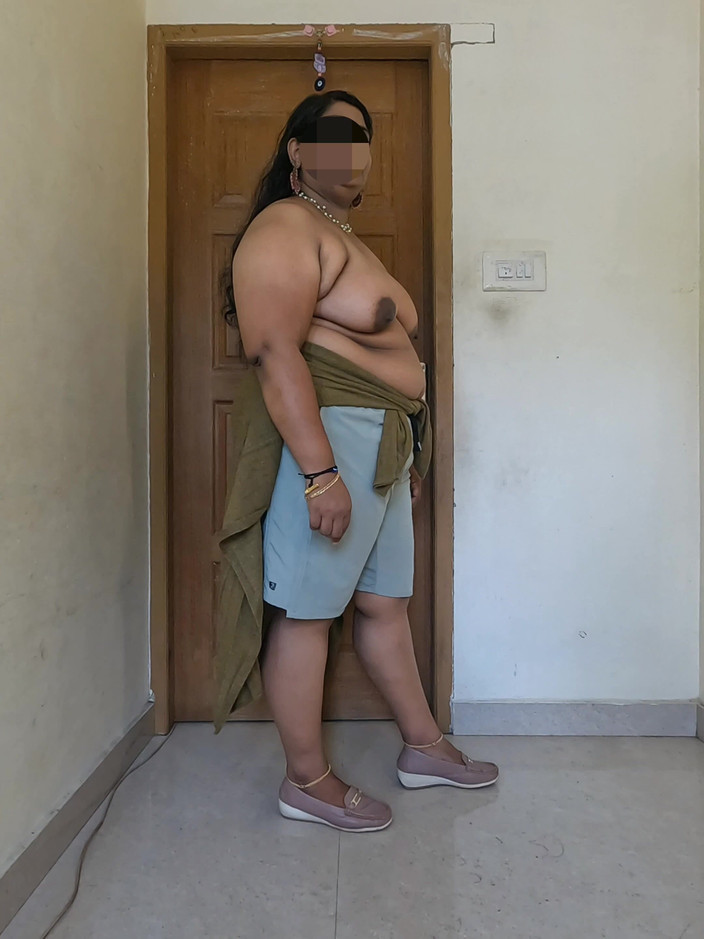 Anne Ipe: Servizio fotografico topless ragazza indiana paffuta nuda.