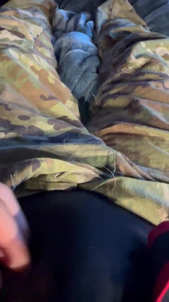 Gay Soldier Stuff: 陆军专家穿着军服在制服下撸管并摔跤