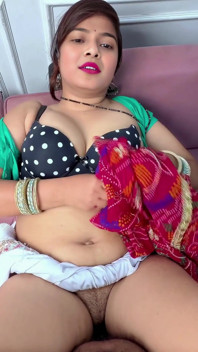 Desi Village Bhabhi Cheated on Her Husband. She Fucked by Her Boss in Hindi Audio