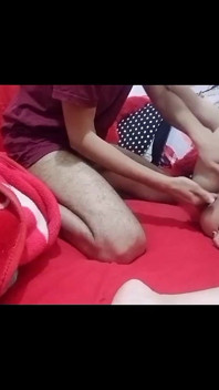 她的继兄弟进来了，无法忍受自己在她的脚下