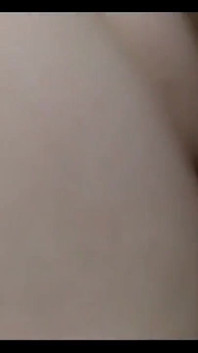 Minha madrasta adora sexo anal. Eu a fodi com força enquanto meu padrasto não está em casa.