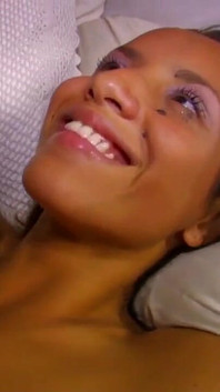 Muhteşem genç kız sıkı göt deliğine sikiliyor