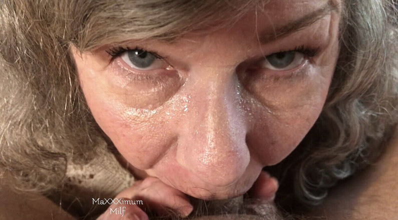 MaXXXimumMilf: La calda matrigna seduce con il miglior pompino e ingoio!...