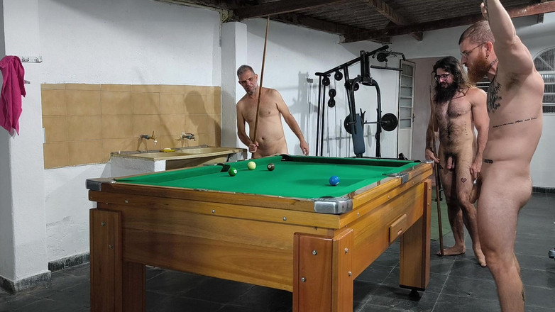 carmonaoficial: Mă joc cu prietenii dezbrăcându-se