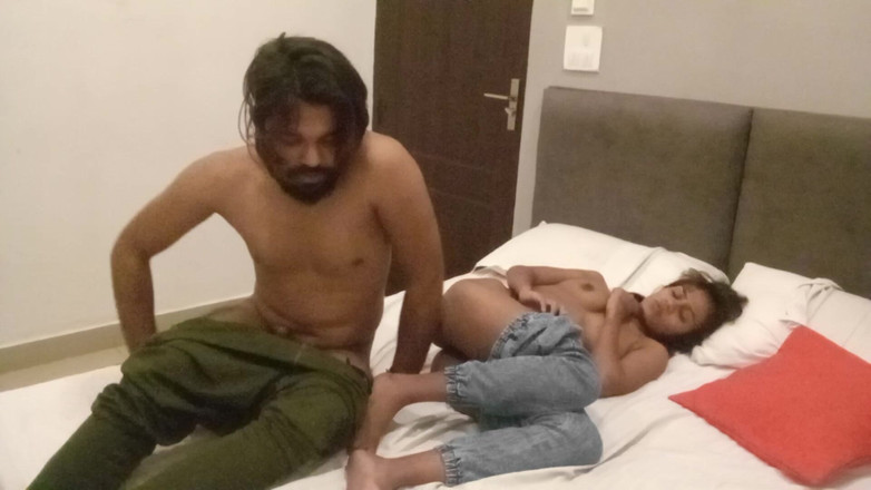 Indian college girls sex: Joven pareja india disfruta de sexo romántico después de la...