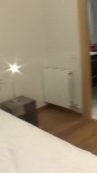 Geweldige brunette babe vindt het heerlijk om geslagen te worden door de grote pik van haar vriendje