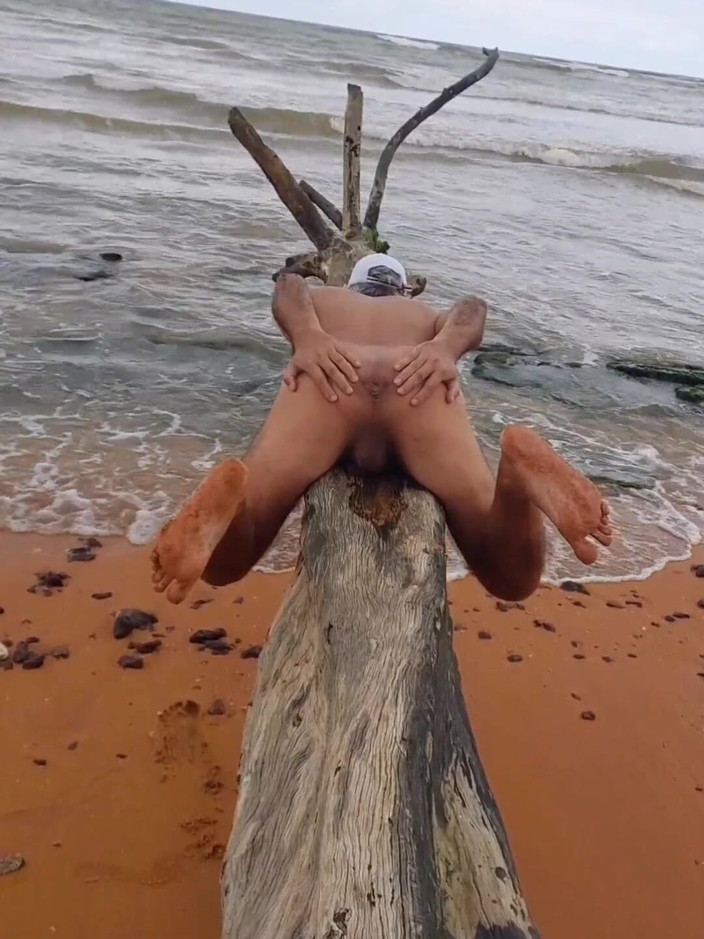 Ladysilvas: Naakte Ladysilva op het strand pronkt met haar hete kont