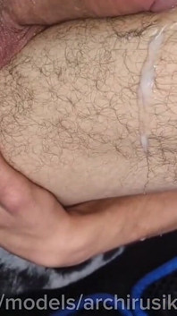 我想尖叫他妈的娘娘腔射精家伙在没有安全套的情况下用力进行热射精