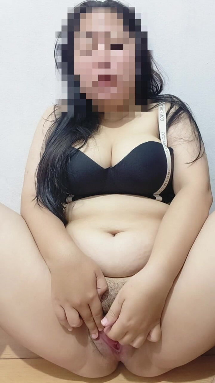 Vaginabig88: Rilassarsi nella sala d'imbarco in attesa che il fidanzato venga
