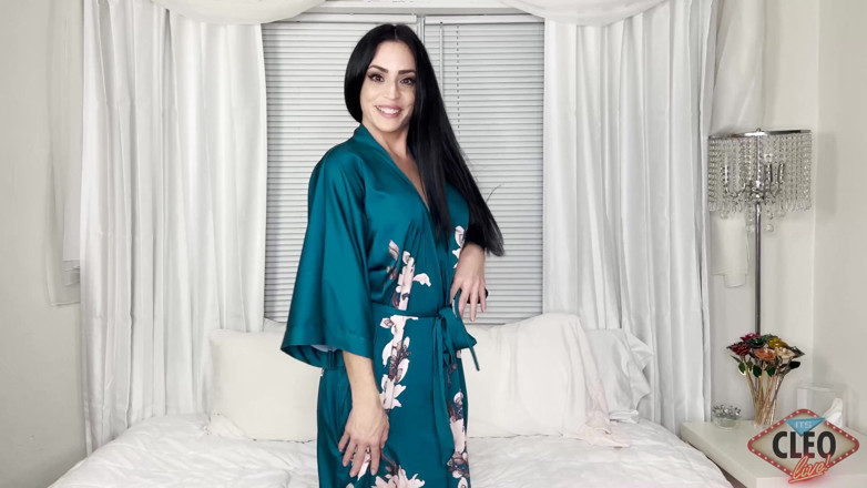 Cleo: Cleo Sexy Robe Striptease