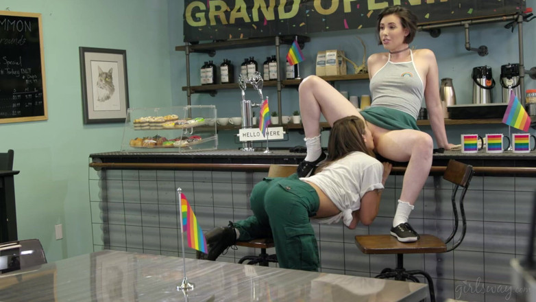 Girlsway: Girlsway - Casey Calvert biedt gratis poesje eten als Cafe Grand...