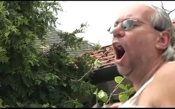 Porno kino: Mature German Slut Fucked on the Balcony