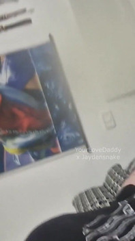 Jaydensnake lagi asik fisting memek sampai lubang pantatnya menganga lebar