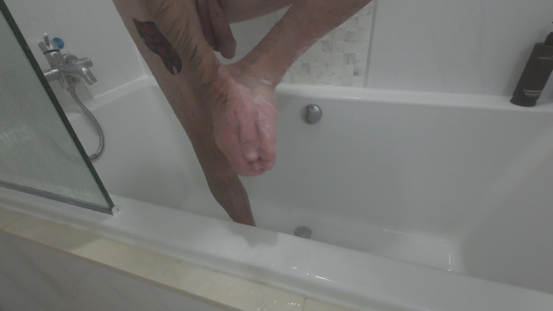 Big dick dadddy: Je me lave les pieds pour mes adorateurs des pieds