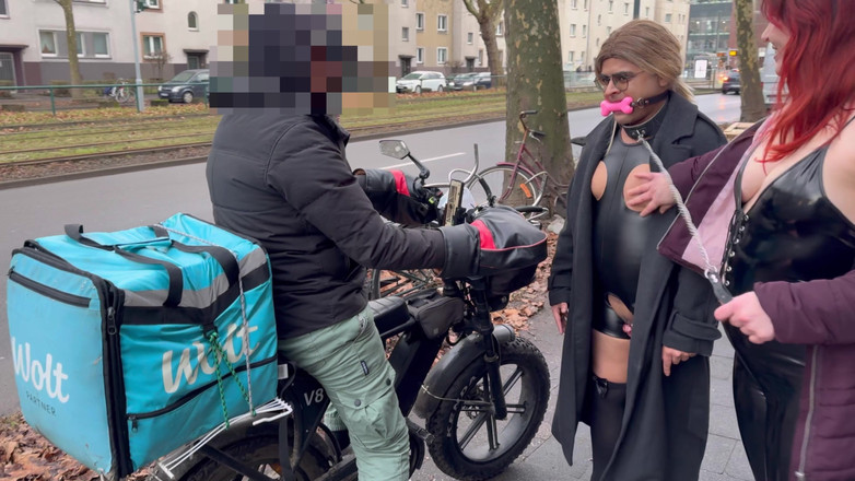 Femme Sandy: 露出狂のドミナントと屈辱的なサブ:エレナ女王がフラッシュをし、その後ギャグと歩くシシーなファムサンディ