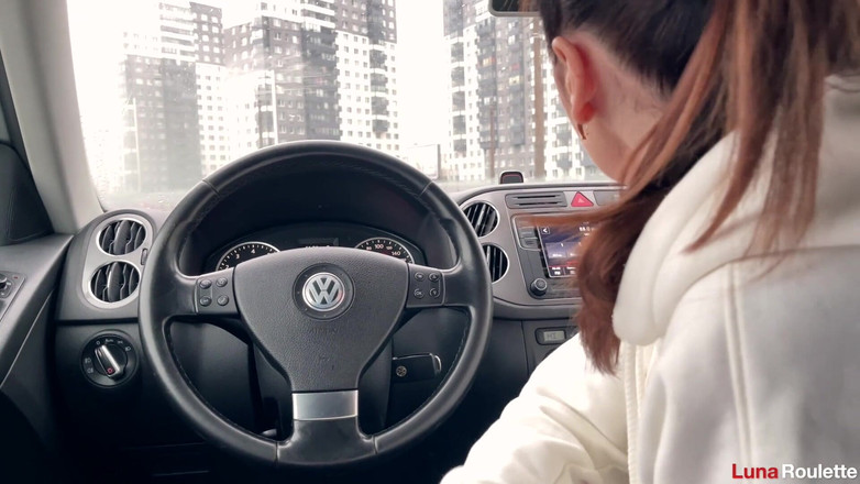 Luna Roulette: Chupado en el coche en el estacionamiento