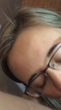 Compilação de dois boquetes da menina nerd