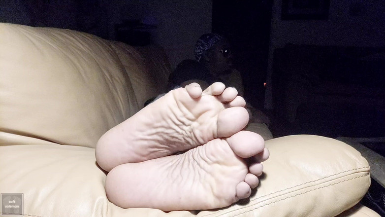 Soft Soleman: Semasa Malam, Tapak Kaki Lelaki Saya Terdedah Di Sofa (2025)