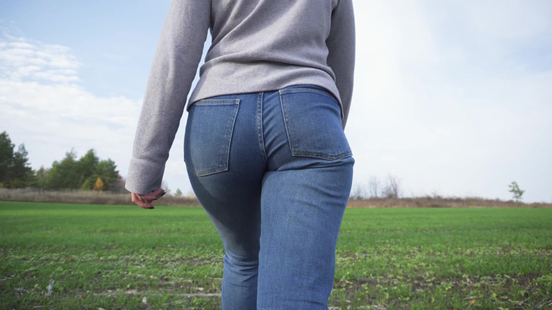 Teasecombo 4K: Milf con culo fantástico caminando al aire libre en jeans...