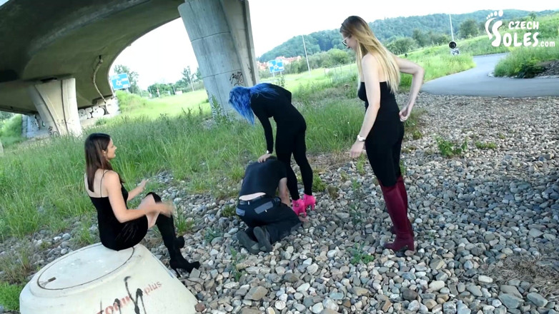 Czech Soles - foot fetish content: अपने 2 दोस्तों के साथ पैर गुलाम को बाहर निकालना