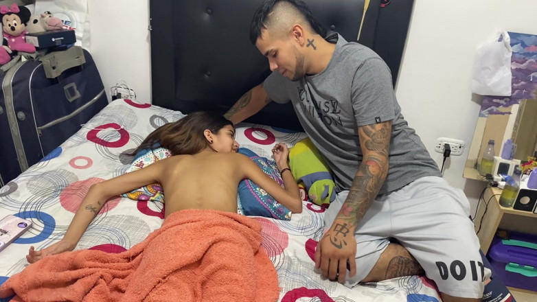 SaritaHott: Minha meia-irmã mais jovem me pede uma massagem, mas eu...