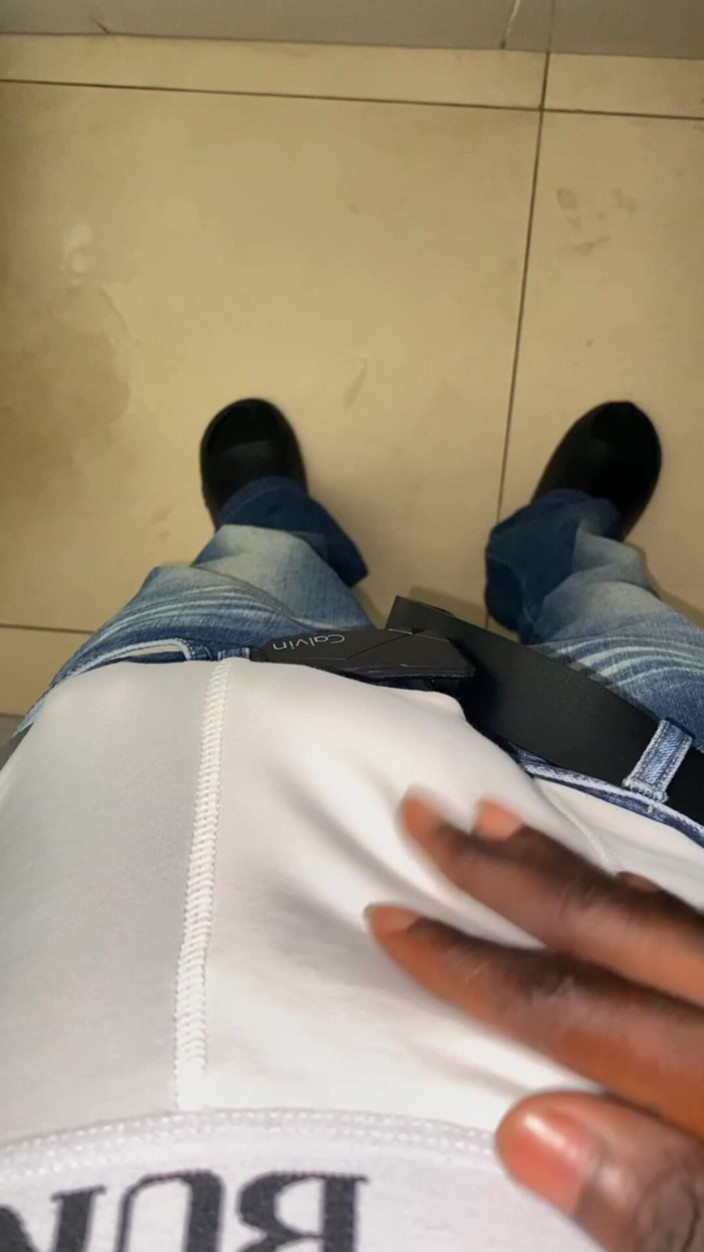 Slimniqqa: Bandido batendo sua carne no escritório