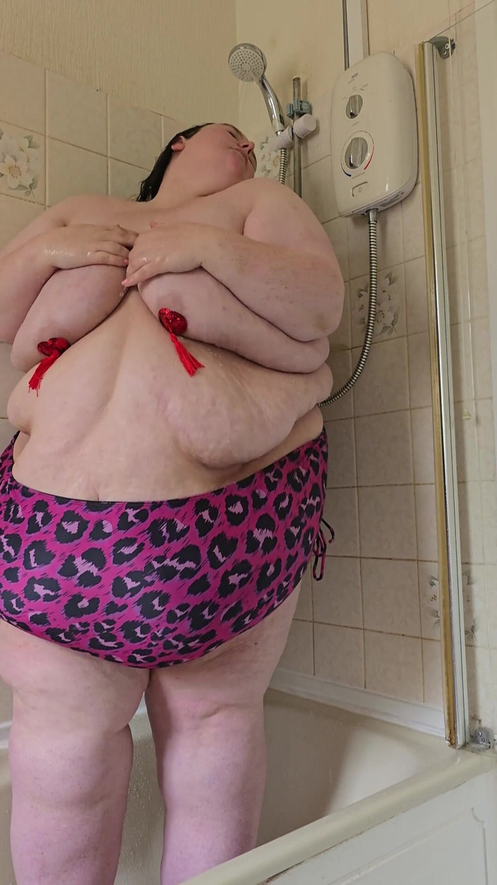 SSBBWLadyBrads: SSBBW 官能的なシャワー乳首タスル