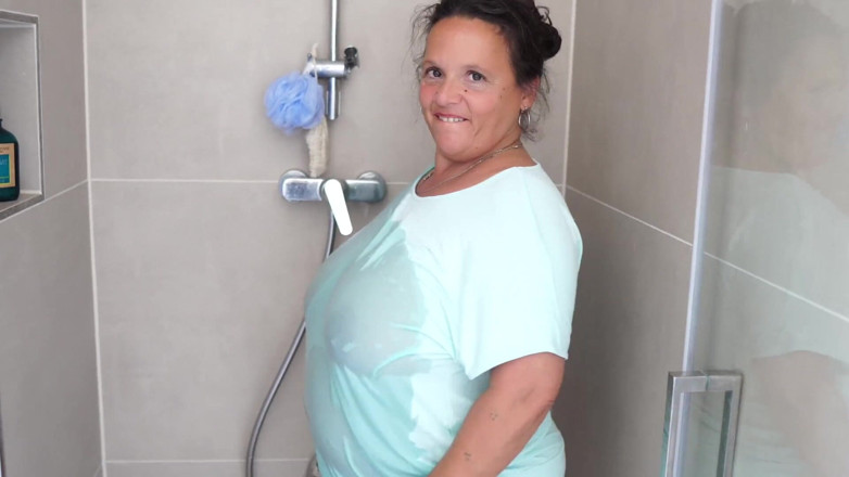 CurvyMature: Bruna matura con tette enormi diventa bollente davanti alla doccia