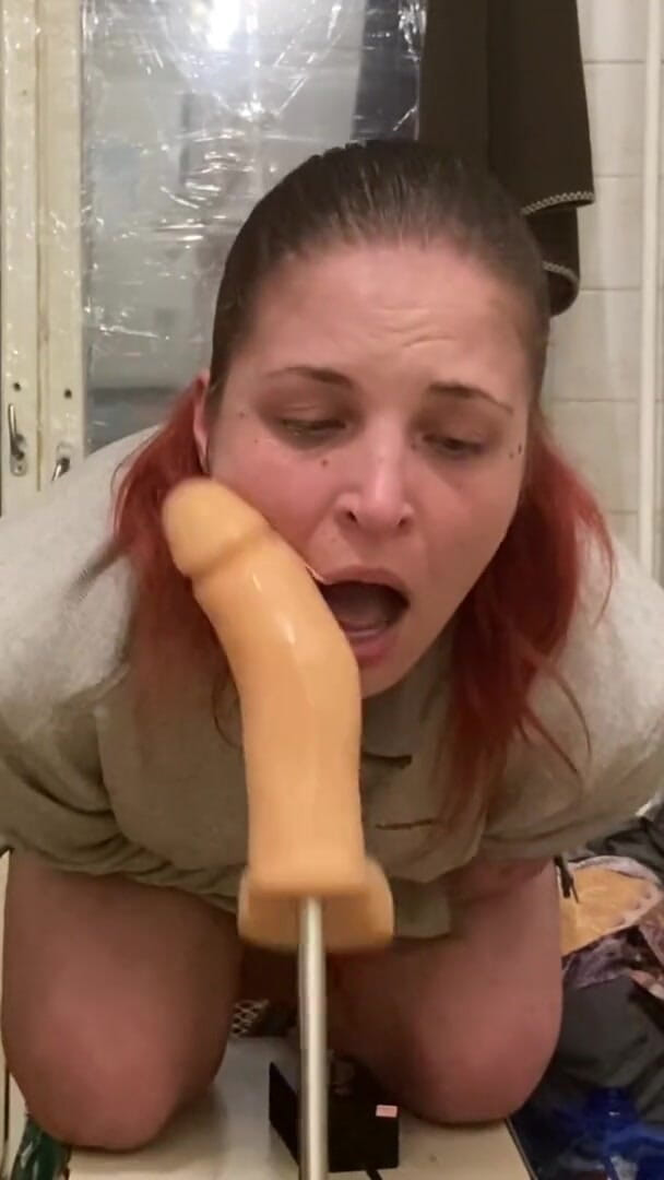 Elena917: 딥쓰롯과 섹스 머신으로 얼굴에 침 뱉기