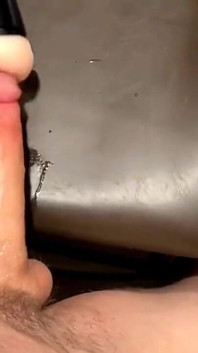Cowok kontol besar ini lagi asik muasin memeknya pakai mainan seks