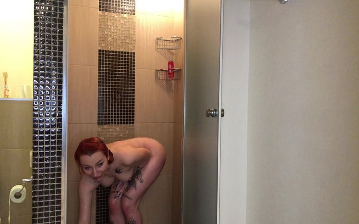 LoveHomePorn: Ho registrato il mio assolo tra la doccia