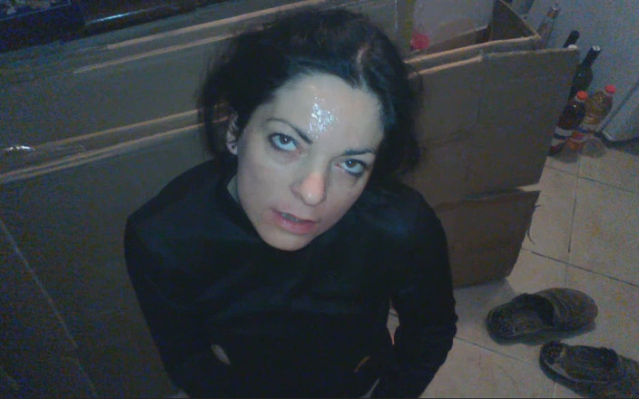 Toilet Mommy: 什么！！你想要射在我脸上？