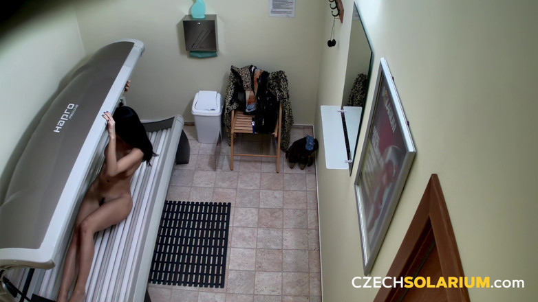 Czech Solarium: Tsjechisch Solarium 52: model stript voor een sexy camerashow in het...