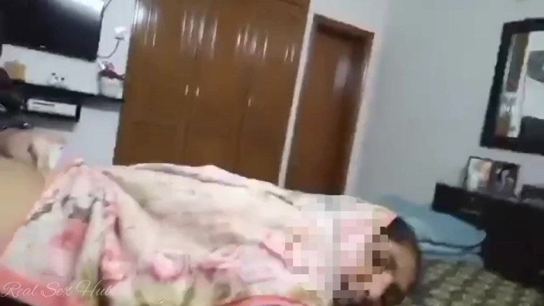Real sex hub: Hintli dükkan hizmetçisi yatak odasında sahibiyle domalarak anal seks yapıyor