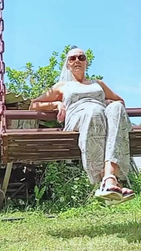 在村里度假后身体性感的老太太