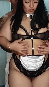 섹시한 의상을 입은 뚱뚱한 남자가 욕망에 찬 이웃에게 섹스당한다