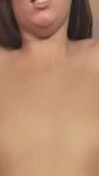 Brunetă excitată face sex oral adânc în gât cu paloare de pulă și pizdă picurătoare cu degetele