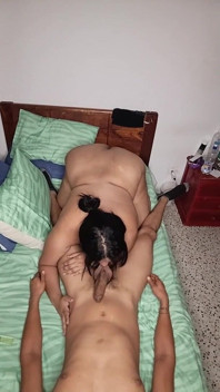La ragazza latina ingoia tutto il mio cazzo e lo adora